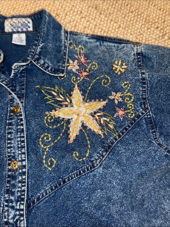 Pretty bleu Tops - Vintage Pretty Blue Country Embroidered Beaded and Gold Buttoned Acid Washed ♥️